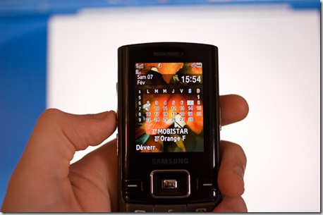 Pour avoir des chances de séduire, il faut prendre son numero de téléphone ! Photo : Eisenheim